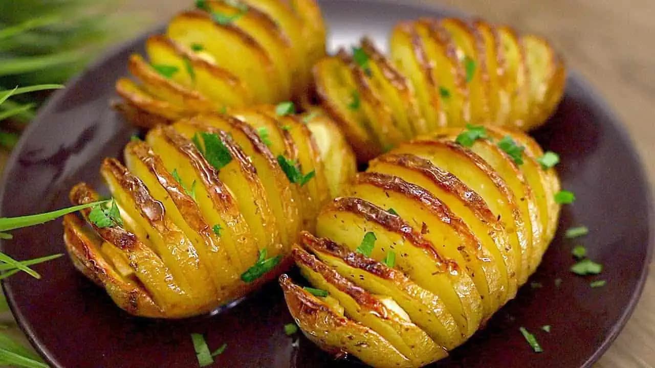 Strašne dobré zemiaky pečené s maslom a cesnakom: Perfektná príloha k mäsu – tak dobré zemiaky ste dávno nejedli!