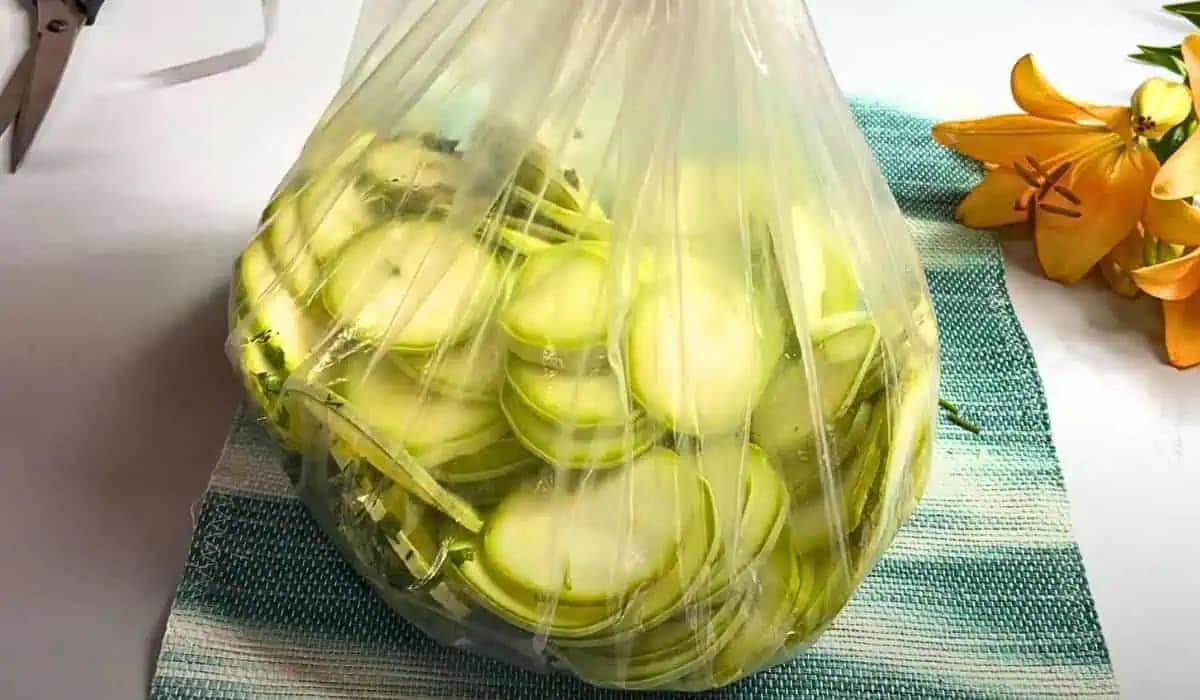 Cuketu nakrájam na plátky a vložím do vrecka: Ľutujem, že som tento recept nepoznala skôr!