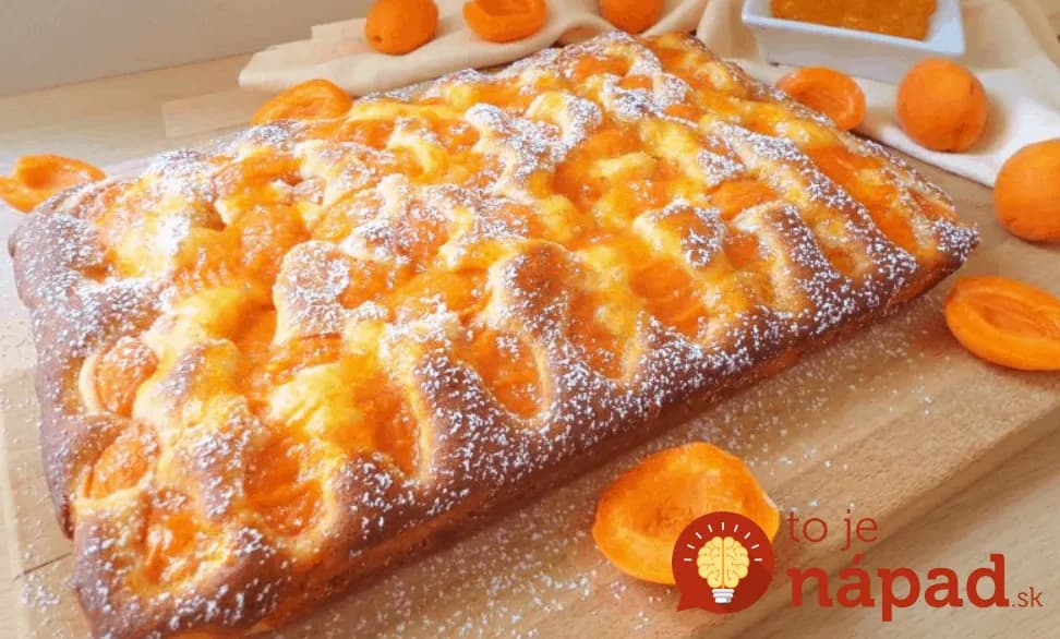 Marhuľový koláč s bielou čokoládou: Cesto ako pierko – len vyliať na plech a pridať ovocie!