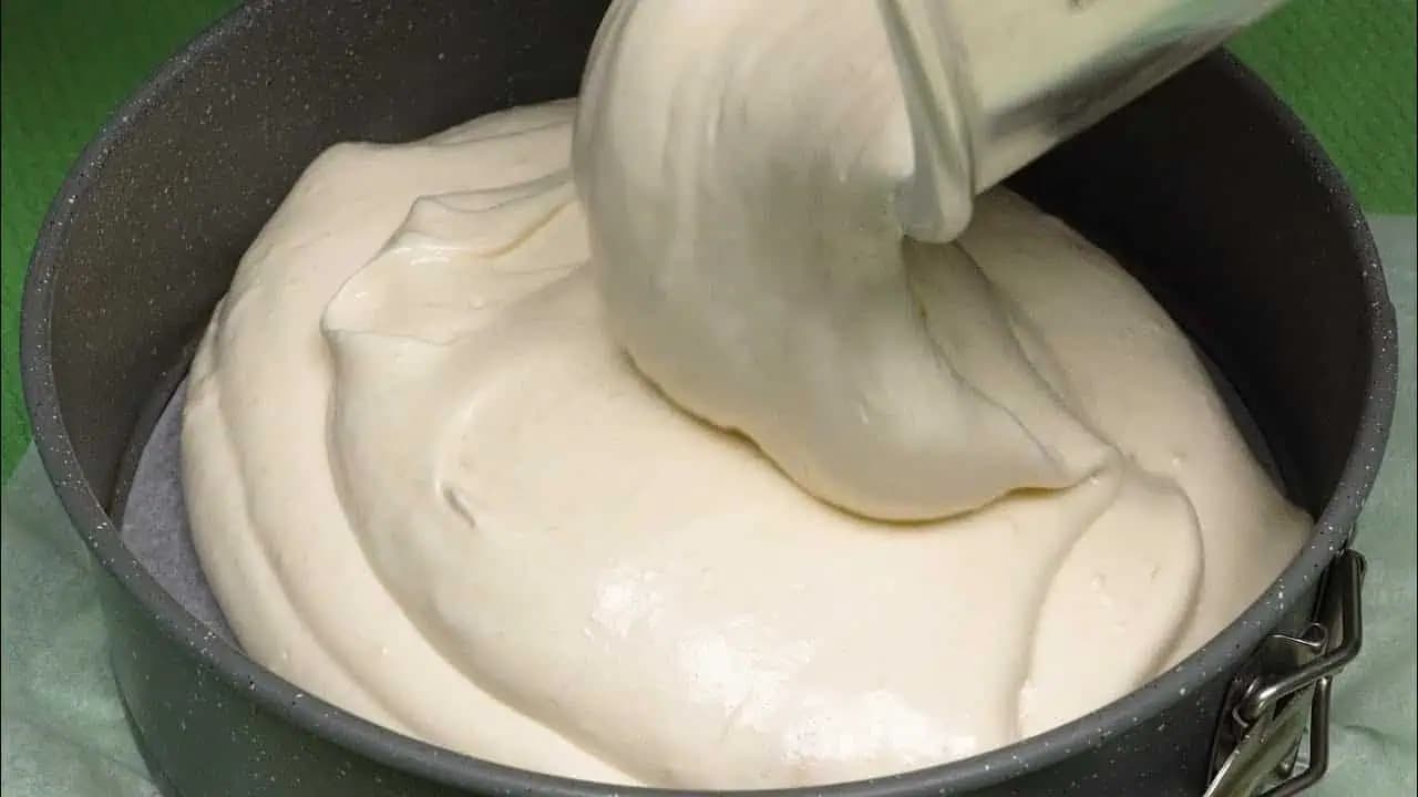 Mám RECEPT na dokonalú piškótu: Cesto ľahučké ako dych, nepraská a zaručene nespadne – stačí ju len natrieť džemom!