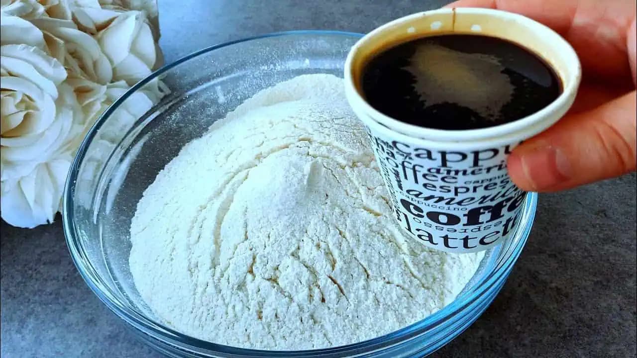 Do múky nalejem 1 pohár KÁVY a robím neskutočnú pochúťku: Výsledok vás okamžite nadchne (RECEPT)!