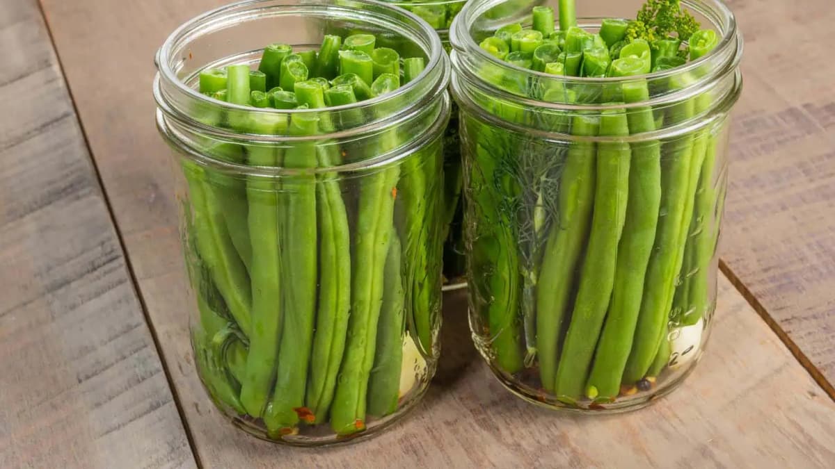 Namiesto uhoriek dajte do pohárov túto zeleninu: Keď ich otovríte, rodina sa na ne vrhne!