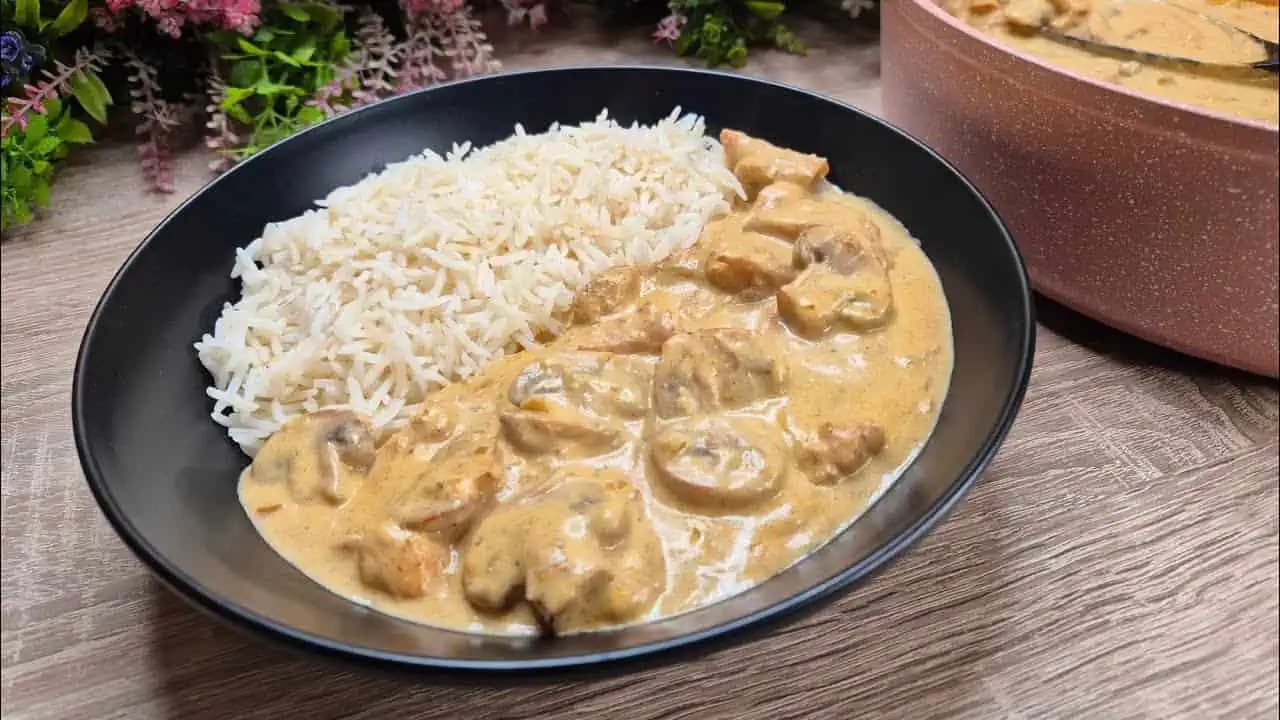 Naučila som sa, ako pripraviť falošný STROGANOV z kuracieho mäska a je úžasný: Uložte si tento recept, je to väčšia bomba ako originál!