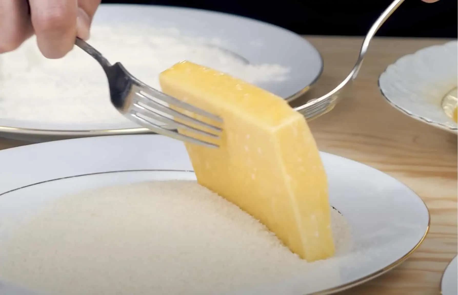 Ešte stále obaľujete SYR v hladkej múke? Skúste TOTO vylepšenie a už ho nebudete robiť inak!