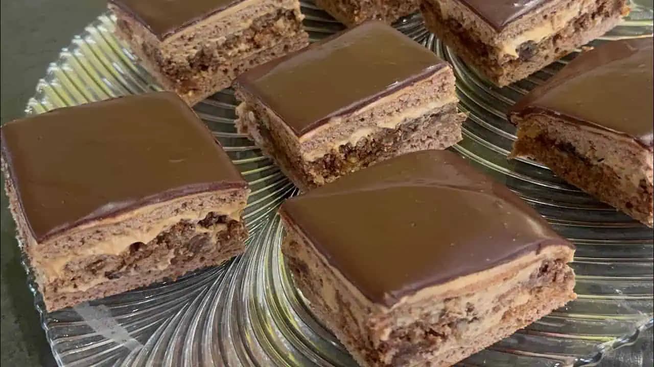 Koláč „Arabská noc“: Nezabudnuteľný orechový dezert s medom a čokoládou!