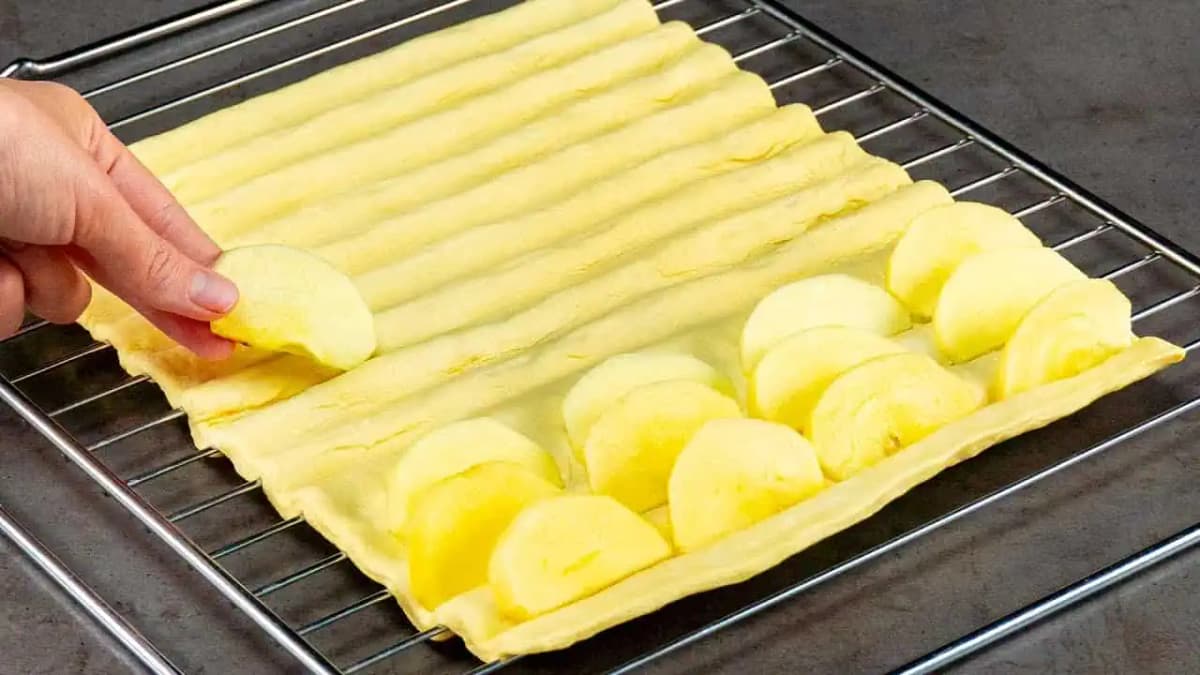 Dezert za 5 minút: Vezmite len lístkové cesto, mriežku a dve jablká!