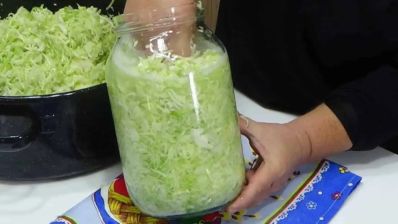 Kyslá kapusta NA ZIMU pre lenivých: Úplne bez roboty – žiadne tlačenie do suda, nesplesnivie a chutí fantasticky!