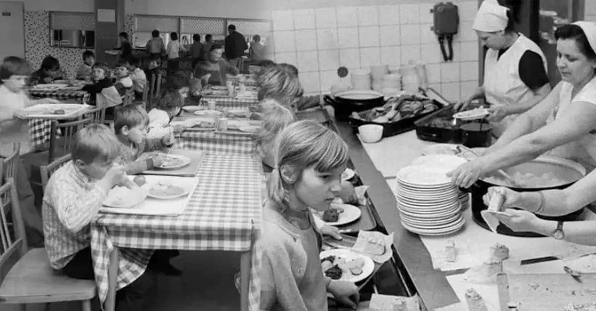 Pamätáte, ako vyzerali školské jedálne za socializmu? Mliečna polievka, hliníkové príbory a gumené obrusy!
