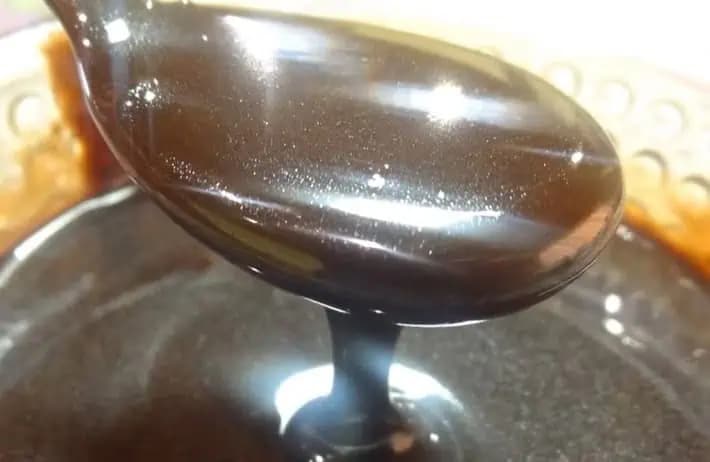 Žiaden stužený tuk ani olej: Recept na najlepšiu čokoládovú polevu od vychýrenej cukrárky, neláme sa a vydarí sa každému!