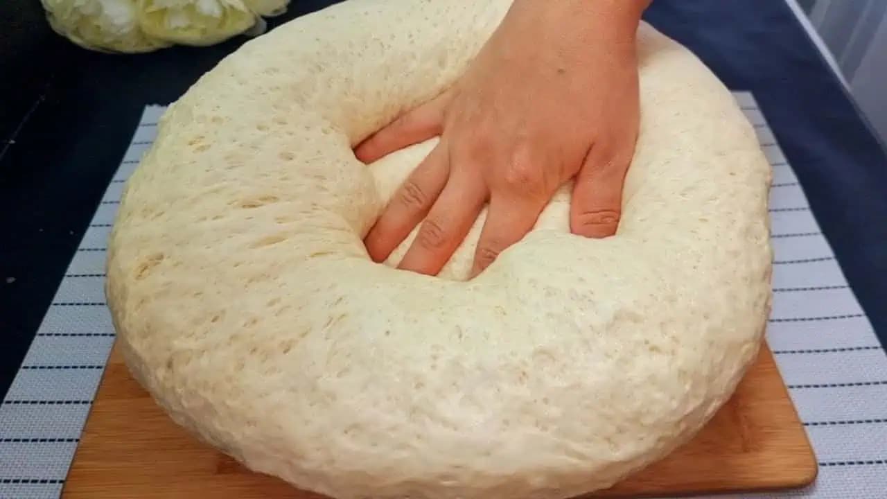 Z tohoto upečiete všetko: HODVÁBNE kysnuté cesto na buchty, koláče, záviny aj slané pagáče – je mäkučké celé dni!