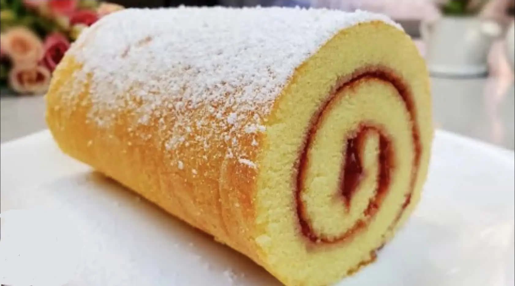 Piškótová roláda bez mixéra! 3 minúty prípravy a cesto len vylejeme na plech na pečenie!
