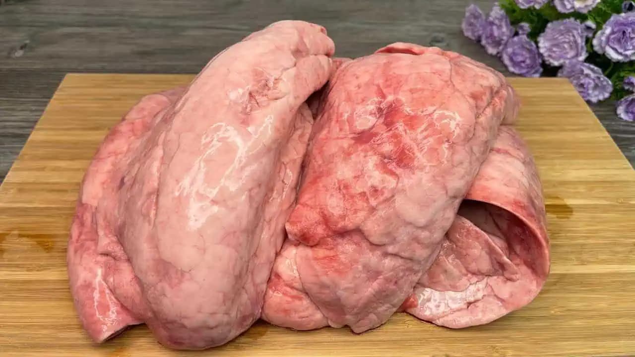 Mladí dnes pred týmto druhom mäsom utekajú a je to veľká chyba: Skutočný liek na kĺby a kosti!