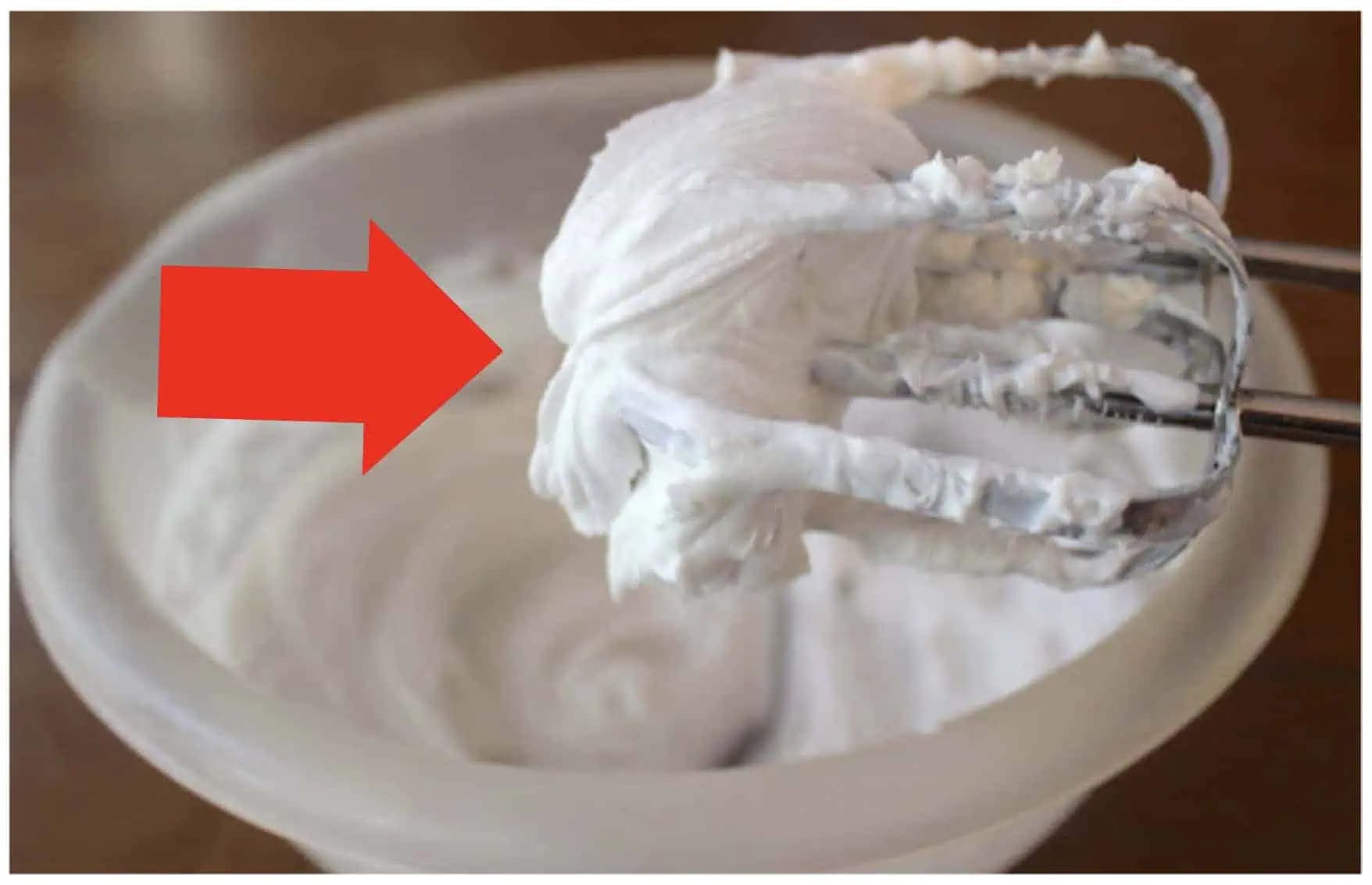 Miliónový TRIK, ako vyšľahať šľahačku z obyčajného MLIEKA: Perfektne drží a má minimum tuku – netreba ani stužovač!
