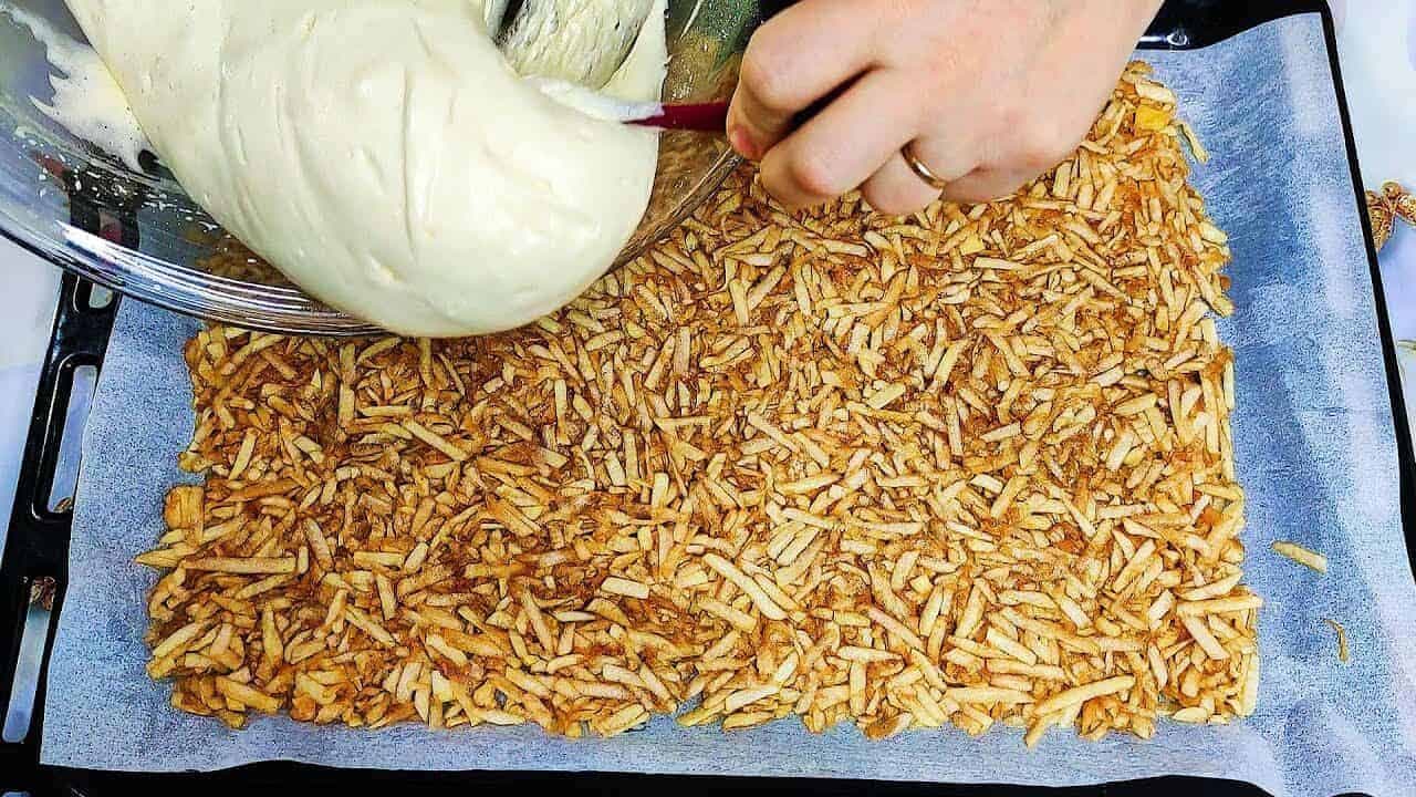 4 jablká nastrúham na plech, nalejem cesto, zrolujem a pečiem takto aj 3x za týždeň: Najväčšia DELIKATESA z jabĺk!