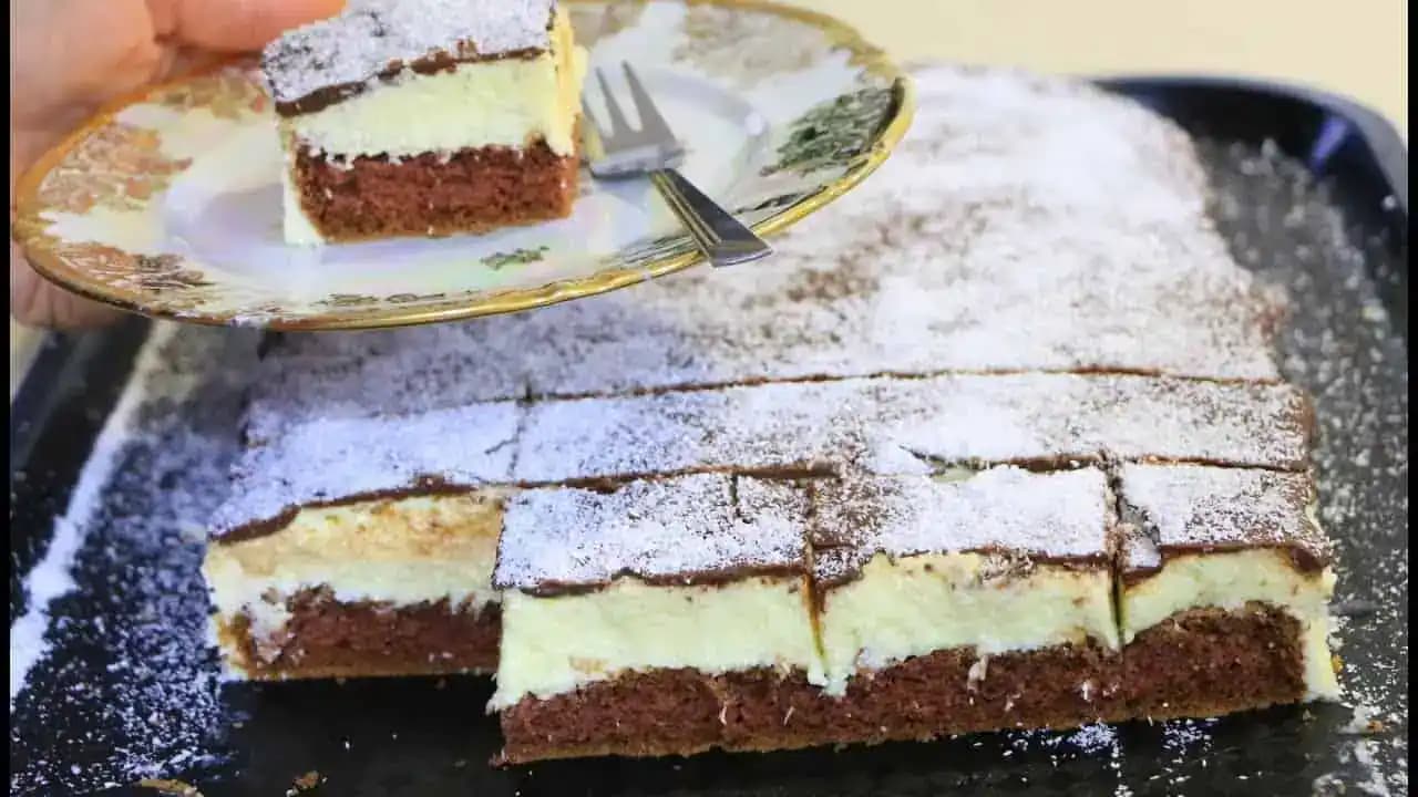Jemný kokosový koláč s cestom ako bavlna, krémovou a jemnou náplňou: 5 minút a bol prázdny plech!