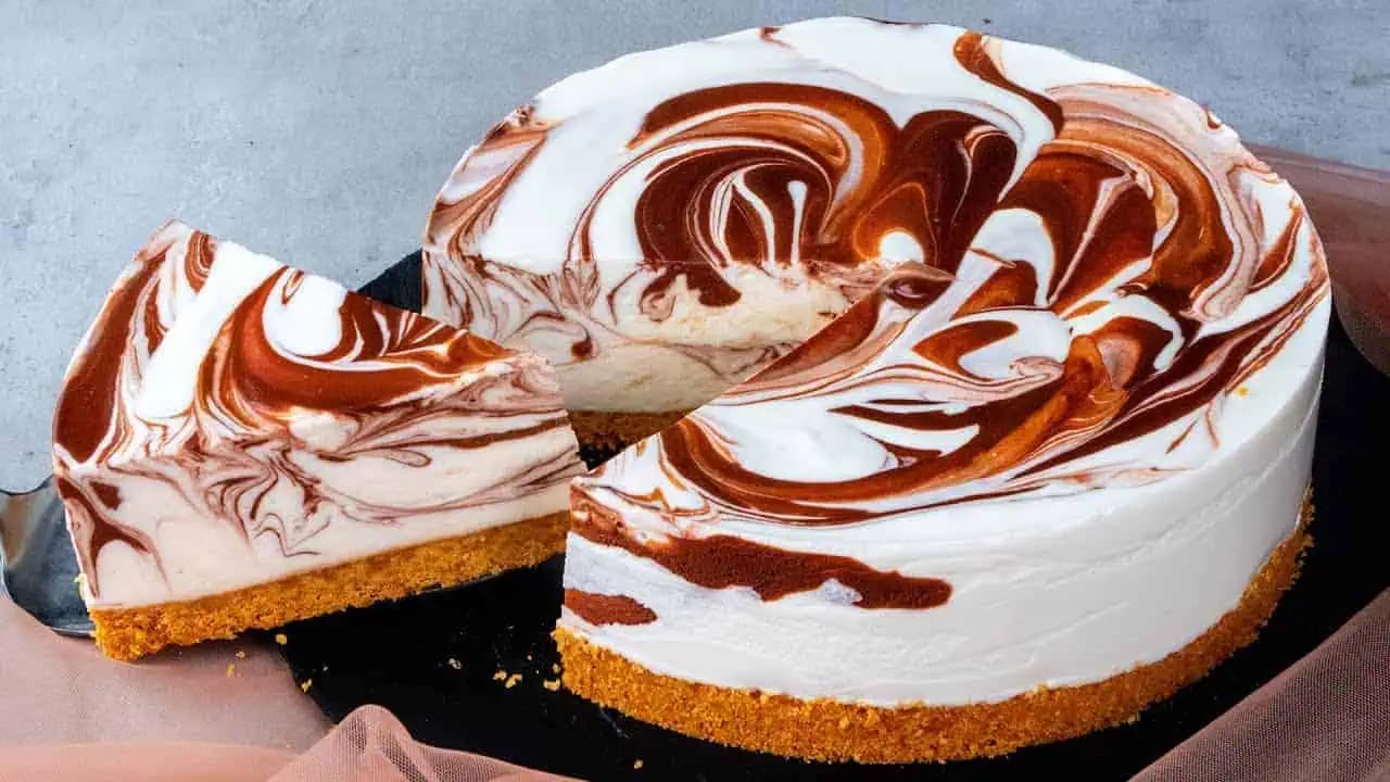 Mramorový cheesecake, ktorý sa nepečie: Príprava zaberie chvíľu a je to najlepší dezert pod slnkom!