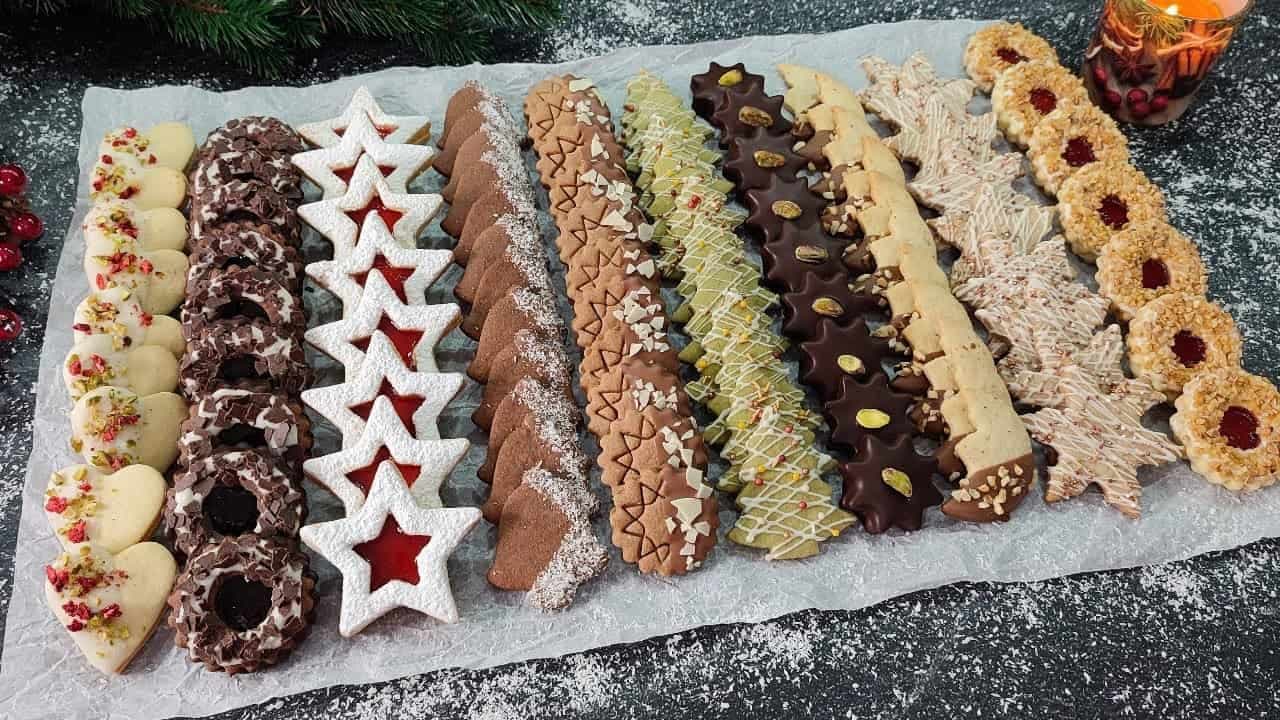 Najjemnejšie vianočné koláčiky z pudingového cesta: Čokoládové, vanilkové, banánové, pistáciové aj malinové!