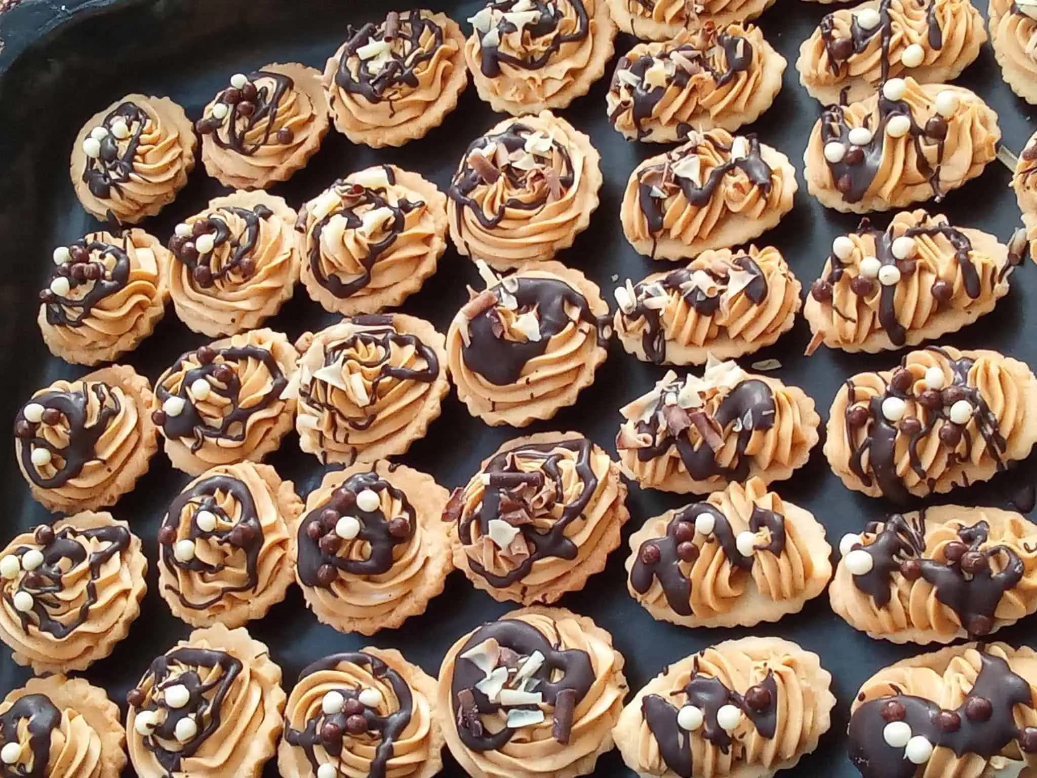 Linecké košíčky plnené karamelovým krémom: Najlepšie vianočné koláčiky, aké tu kedy boli!