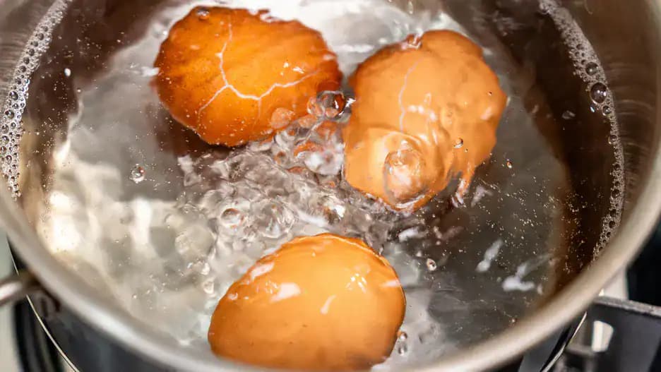 Takmer každý to robí pri varení vajec: Chyba, ktorá úplne zničí textúru a chuť!