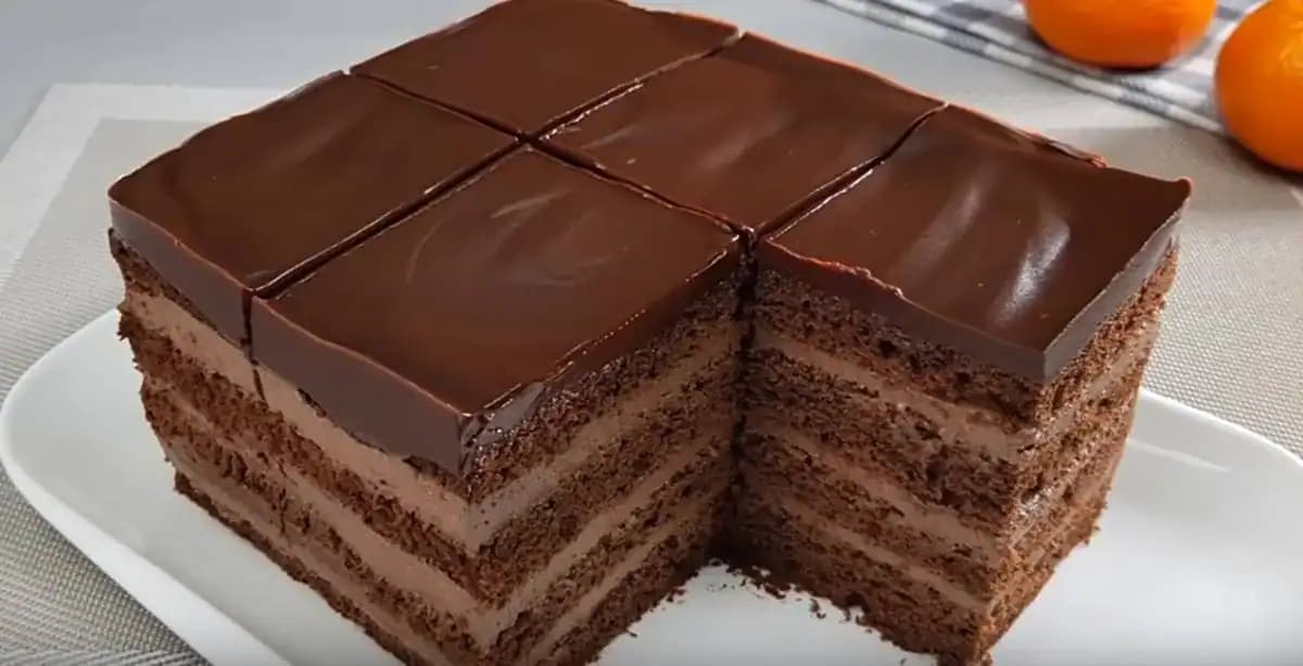 Tento čokoládový koláč je sen: Neuveriteľne jednoduchá príprava a máte dezert ako z luxusnej cukrárne!