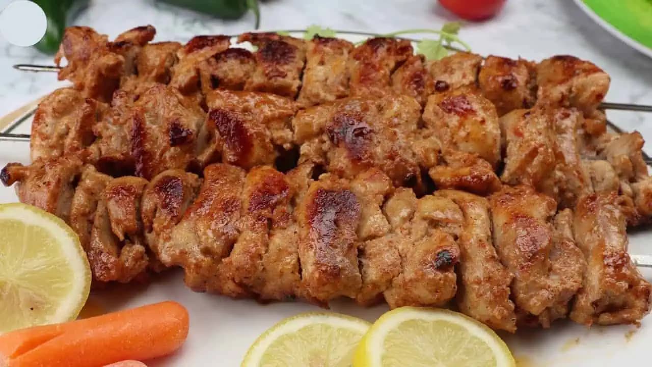 Pekelne dobré kuracie kúsky na ŠPÍZE: Tajný trik šéfkuchára, s ktorým bude mäsko extra šťavnaté a chutné!