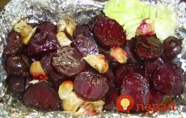 Aj tí, čo cviklu nemusia sa za týmto idú potrhať: Len dať na alobal s cesnakom, pokvapkať a máte najlepšiu prílohu pod slnkom!