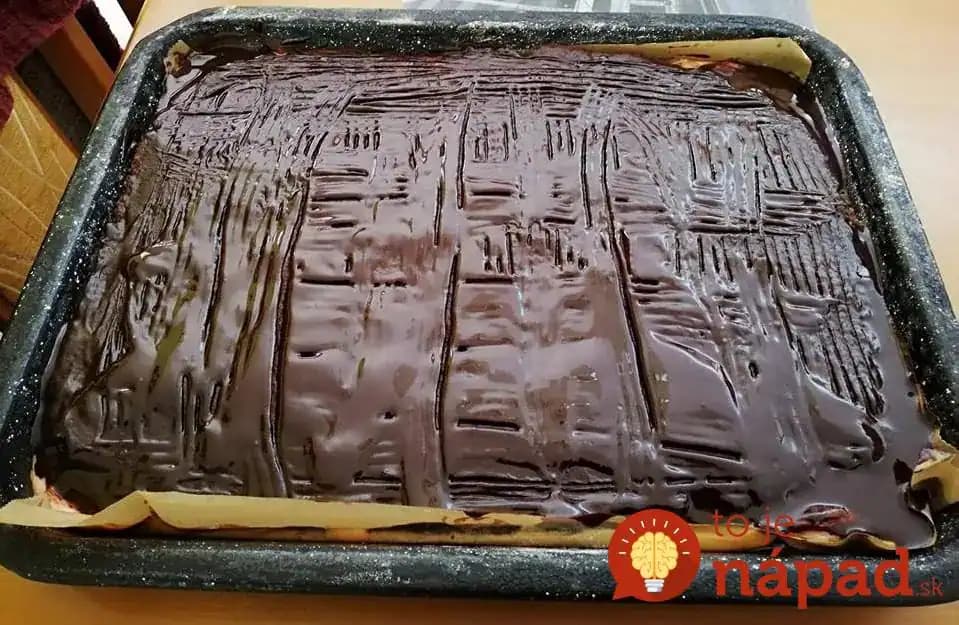 Jednoduchý koláč z kyslej smotany a pudingu: Ak máte doma 2 pudingové prášky a smotanu, určite ho skúste – chuť fantastická!