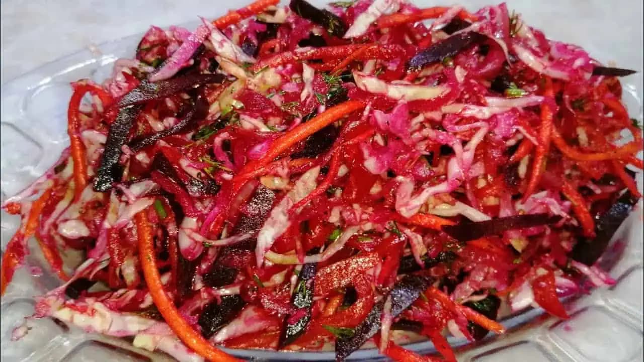 Volajú ho „TUKOŽRÚT“: Zabudnite na drahé potraviny, tento šalát rozpúšťa kilá a dá do poriadku zdravie – jedzte ho večer!