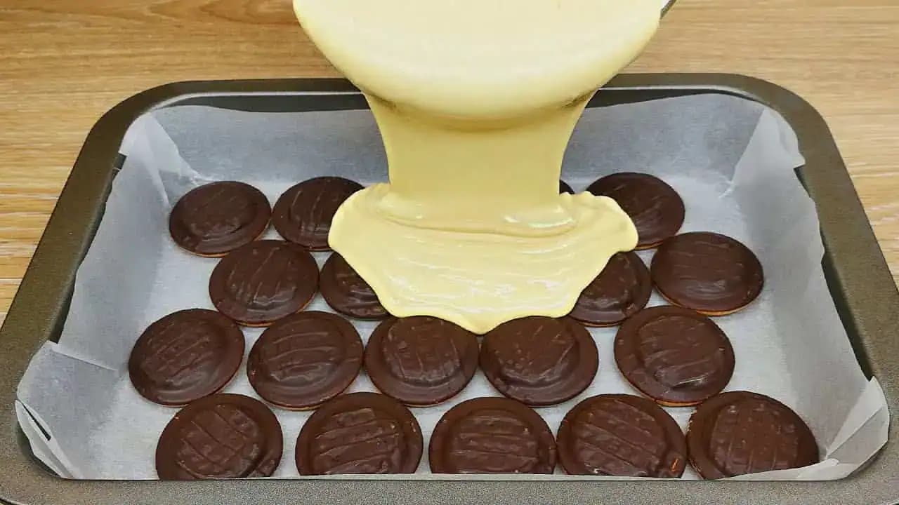 Piškóty len zalejem cestom a dám na 30 minút do rúry: Takýto tvarohový koláč ste ešte nepiekli!