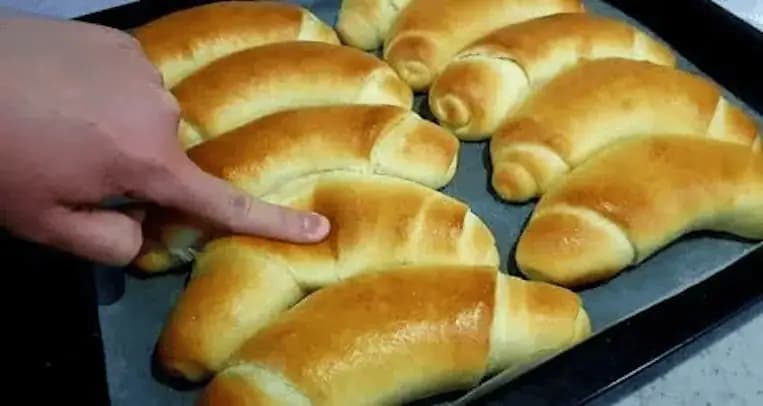 Hrnčekové ROŽKY upečené za 20 minút: Hotové sú raz-dva, voňajú po celom dome a chutia ako čerstvé aj na druhý deň!