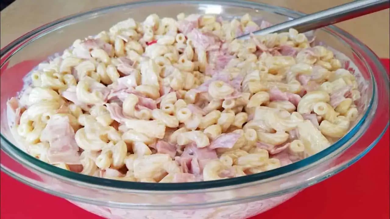 Mega chutný cestovinový šalát s kyslou smotanou a šunkou – za 15 minút: Ideálna sýta večera s bleskovou prípravou!