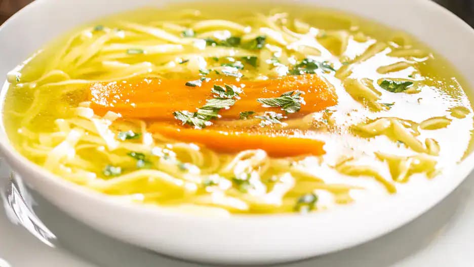 Stará kuchárka mi ukázala trik, ako pridať zeleninu do vývaru. Polievka je lepšia ako v luxusnej reštaurácii!