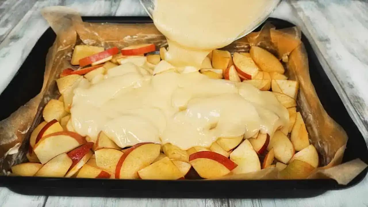 Jablká nakrájam, zalejem cestom a pečiem už LEN takto: Jednoduchý a chutný jablkový koláč za 5 minút!