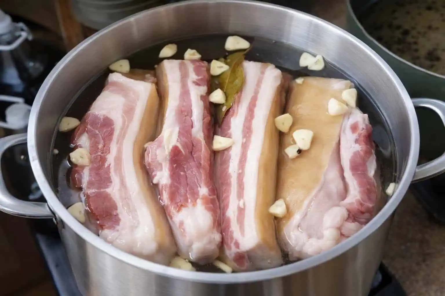 Vitamínová bomba z Moravy: Zabudnite na údenie, slaninu dajte do nálevu s cesnakom, a na druhý deň ochutnajte – je neopísateľná!