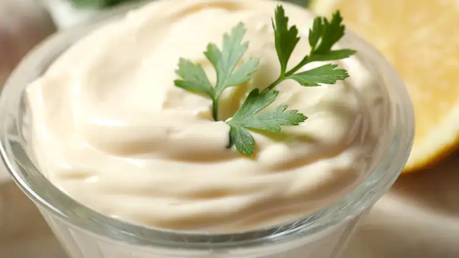 Beriem len tvaroh a vajíčko natvrdo: O chvíľu neskôr mám vynikajúcu a ľahkú domácu majonézu na Veľkú noc!