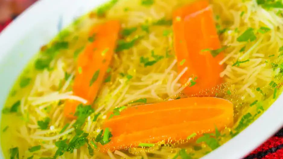 Pridajte do hrnca 1 veľký list: Vývar okamžite získa neuveriteľnú čírosť a chuť!