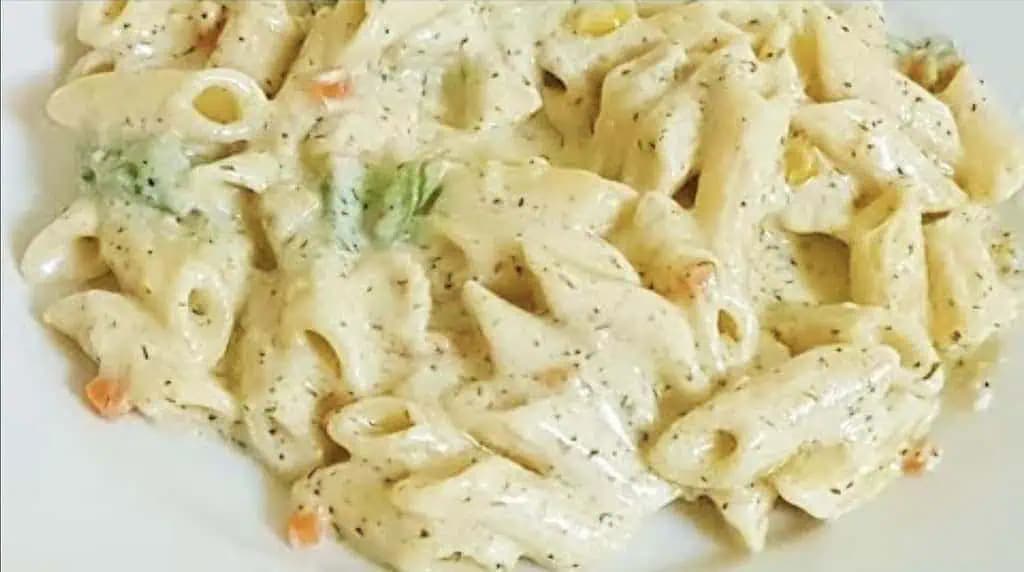 15 minútové cestoviny s KARIČKOU, kyslou smotanou a slaninkou: Najrýchlejší obed s výbornou chuťou!