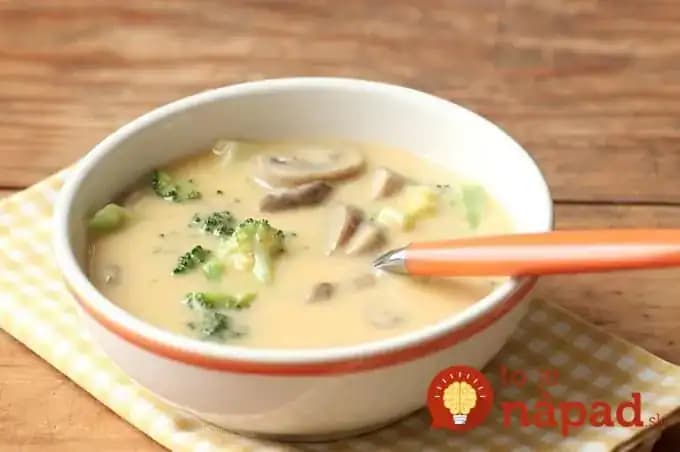 U nás doma sa polievky veľmi nemusia, ale keď spravím túto, je hneď prázdny hrniec: Rýchla brokolicová so syrom a šampiónmi – výborná!