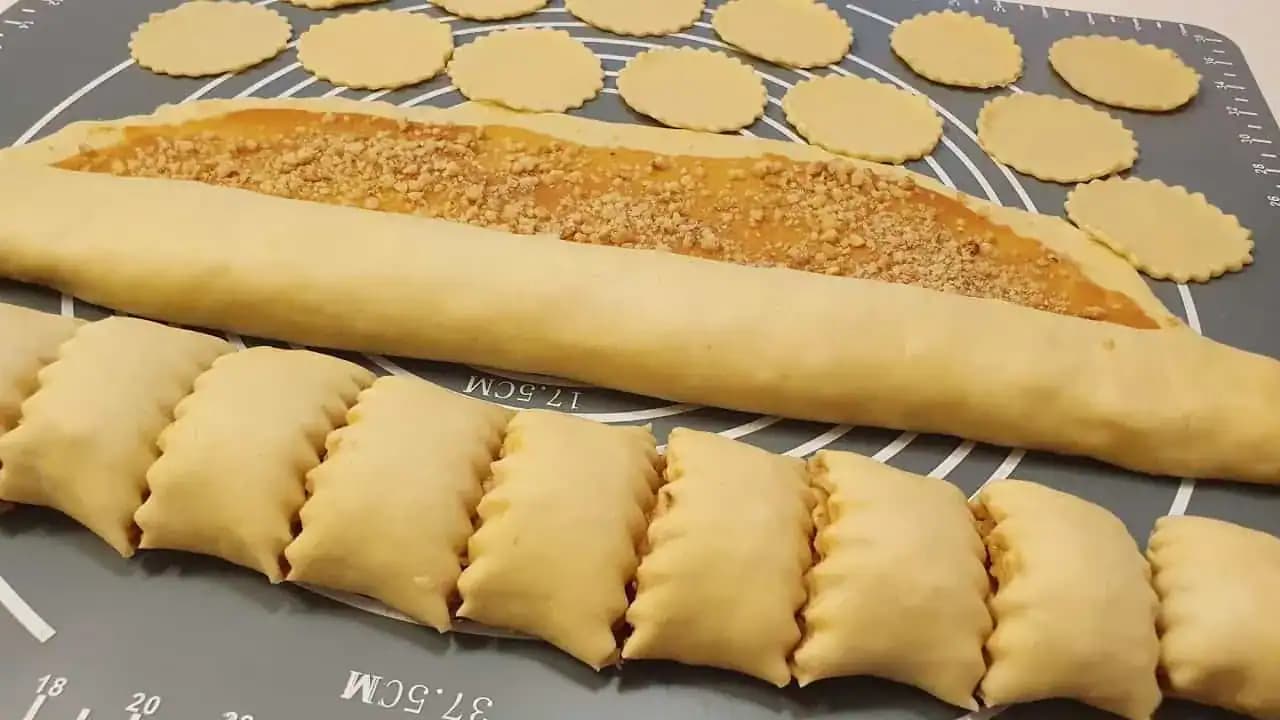 Bombastické pečivo z kyslej smotany: Stačí len naplniť, zabaliť a máte úžasný dezert na celý týždeň!