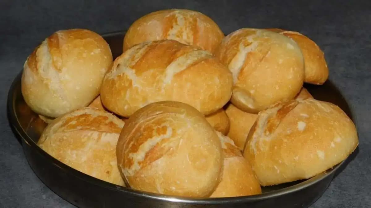 Nemusíte chodiť pre pečivo do obchodu, toto je jednotka: Úžasné žemle za pár centov – rýchle, jednoduché a vnútri ako vatička!