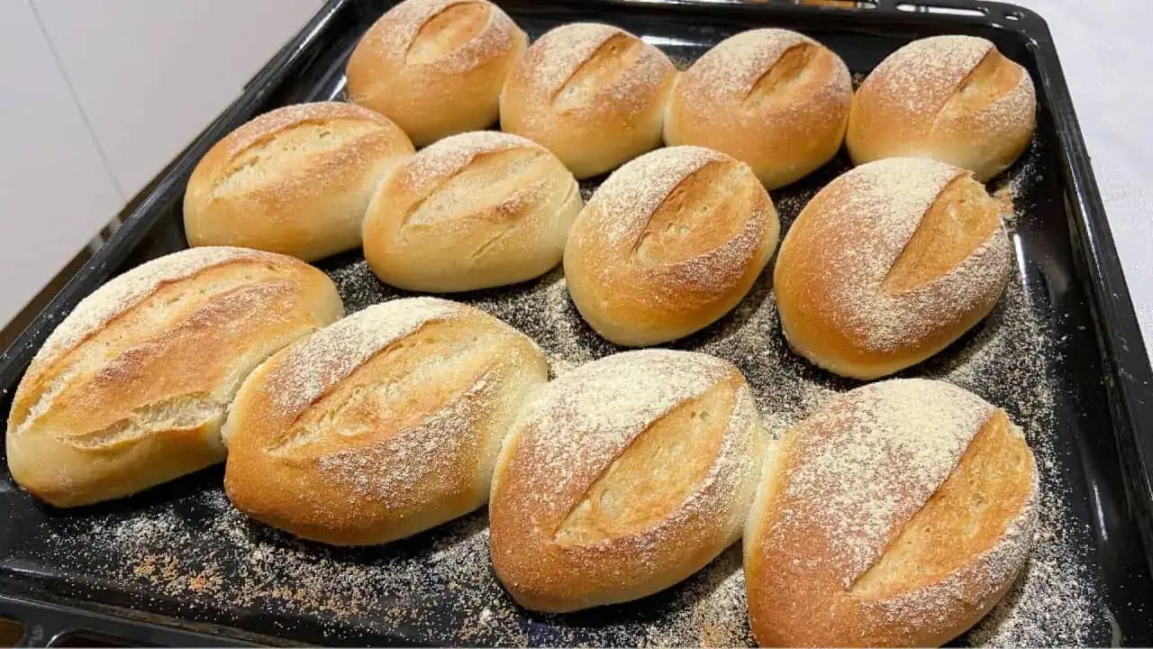 Domáce turecké žemle – hrnčekový recept: Výborné pečivo ako z pekárne, stokrát lepšie ako gumové rožky zo supermarketu!