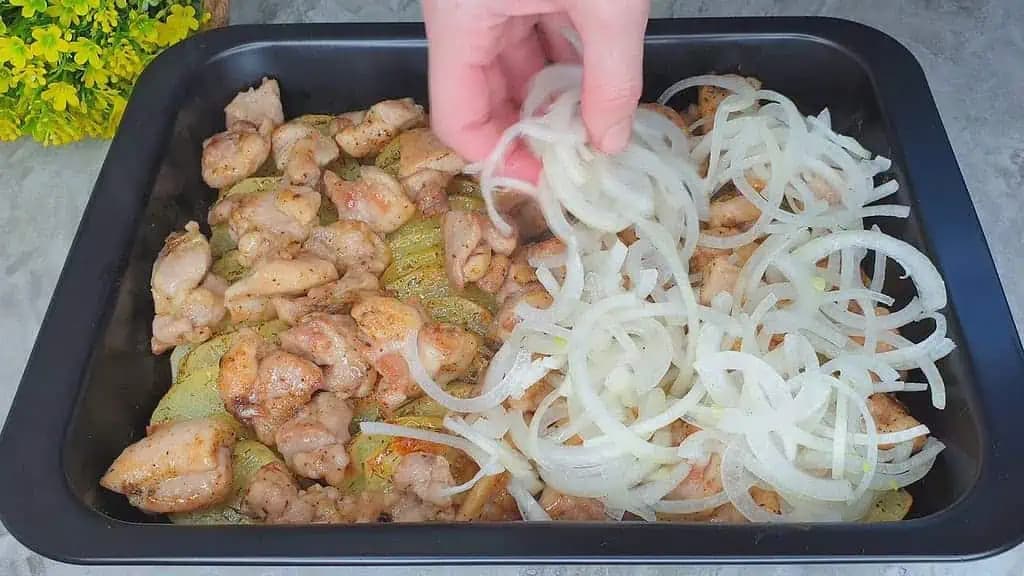 Šťavnaté kuracie kúsky na zemiakoch a cibuli s výbornou omáčkou: Mäsko chutí ako z grilu a tá v kuchyni sa ani nedá opísať!