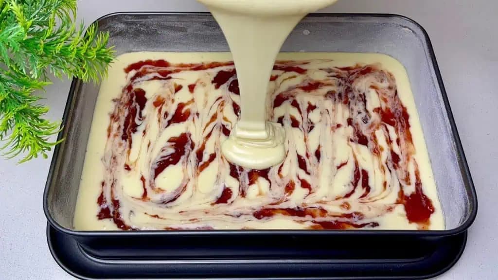 Rýchly ROZLIATY koláč budete robiť aj každý deň, tak je výborný: Jednoduchý a ľahký recept – cesto ako vatička!