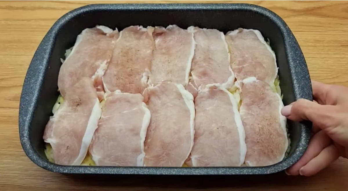 4 zemiaky len nastrúham, prikryjem mäsom a pečiem takto aj 3x do týždňa: Najväčšia DELIKATESA z jedného plechu, pochutná si celá rodina!