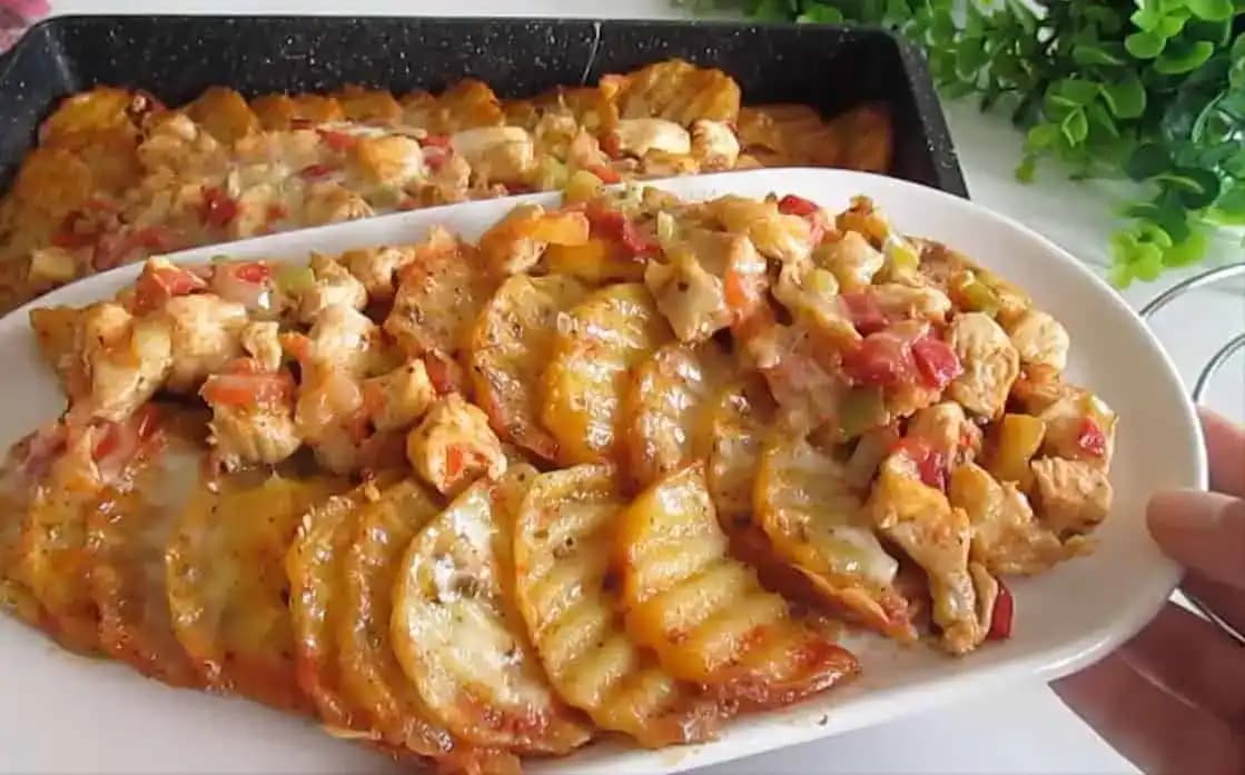 Kuracie rezne a zemiaky nerobím zvlášť, ale pripravujem už LEN takto: Všetko dajte na 1 plech a výborný obed je hneď stole!