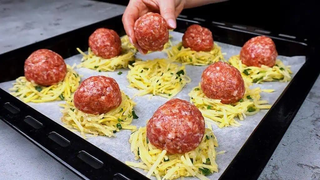 Položte mleté mäso na STRÚHANÉ zemiaky a o tejto pochúťke sa vám bude aj snívať: Stokrát lepšie, ako vyprážané fašírky!