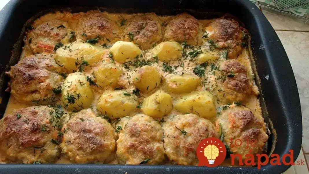 Jednoduchý a vynikajúci obed pre celú rodinu: Fašírky, zemiaky a smotanová omáčka na jednom plechu!