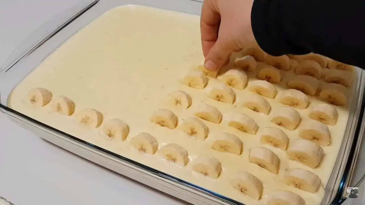 Banánový koláč s vanilkovým krémom: Tento RECEPT si rozhodne zapíšte – najväčšia delikatesa z banánov, akú ste ochutnali!