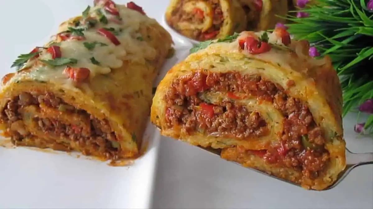 3 zemiaky len nastrúham na plech, pridáme mleté mäso, zrolujem a pečiem takto každý týždeň: Najväčšia FAJNOTKA na večeru!