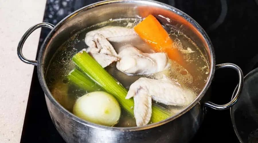 Naša staré mamy vždy pridávali do vývaru aj túto TAJNÚ prísadu: Zabudnutý trik má veľký význam!